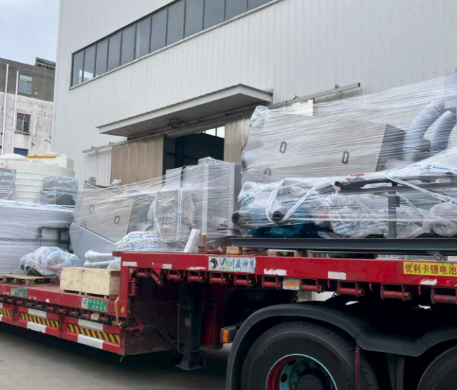 Qingben Environmental verzendt met succes PE-chemische doseertank voor slibontwateringsproject met schroefpers naar Meishan, Sichuan